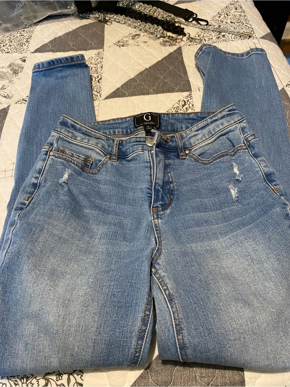 G by Giuliana jeans 
Size 0
Seem too fit large